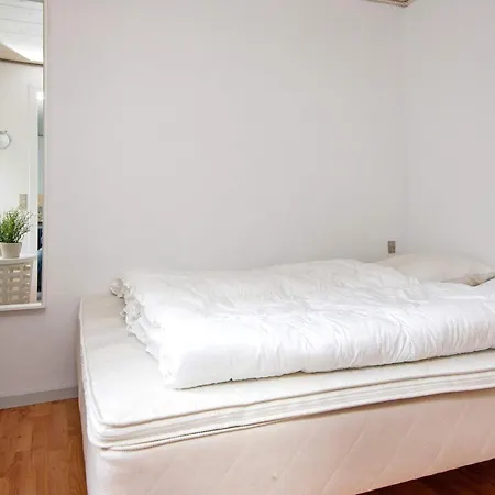 2 Person In Apartment *